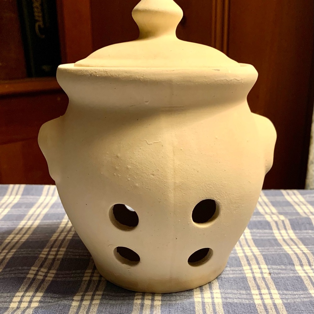 ☃️ GARLIC KEEPER. NATURAL CLAY. UNUSED. 6” apprx.